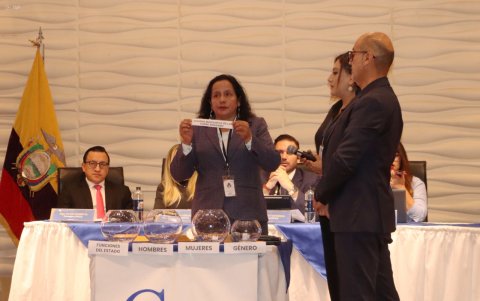 Los veedores ciudadanos y un notario público participaron del sorteo de los miembros de la Comisión Ciudadana de Selección.