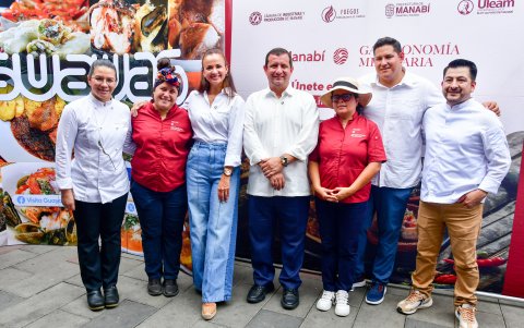 Autoridades y expertos culinarios, en el evento de presentación.