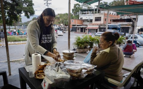 Familiares de presos políticos preparan comida frente a la cárcel El Rodeo.