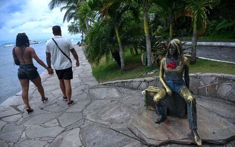 Una pareja pasa junto a la estatua de la fallecida actriz francesa Brigitte Bardot, en el estado de Río de Janeiro, Brasil, el 3 de enero de 2026.