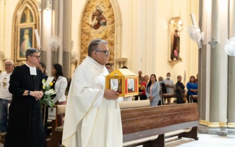 La procesión desde la Catedral Metropolitana hasta la Unidad Educativa La Salle transformó las calles del centro en un espacio de memoria.