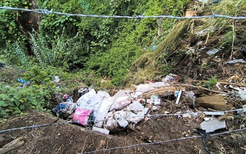 Escenario. Basura y escombros forma parte de la quebrada Rumihuaico.
