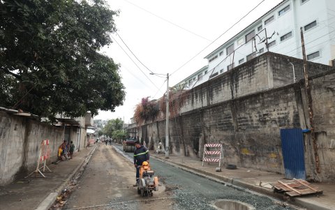 Con maquinaria pesada se construyen cámaras y colectores de aguas lluvias cerca del muro que divide a Ceibos Norte y Mapasingue Oeste.