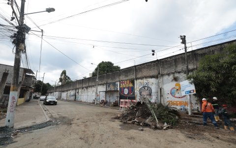 En la pared se han pintado imágenes como las del escudo del club Barcelona y la del personaje de Los Simpson.
