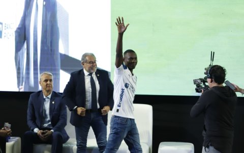 Janner Corozo durante su presentación como refuerzo de Liga de Quito.