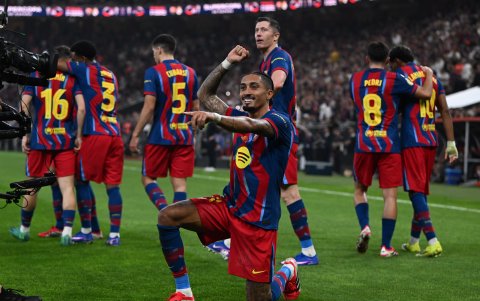 Los jugadores de Barcelona celebran la Supercopa de España.