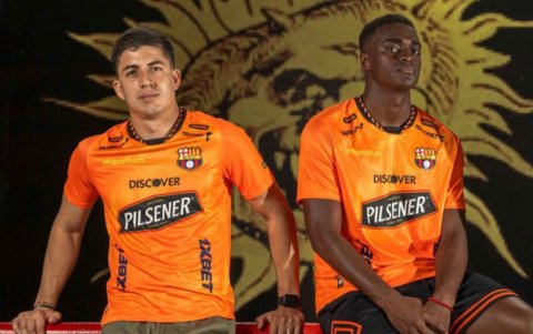 Una de las camisetas alternas de Barcelona es de color naranja.