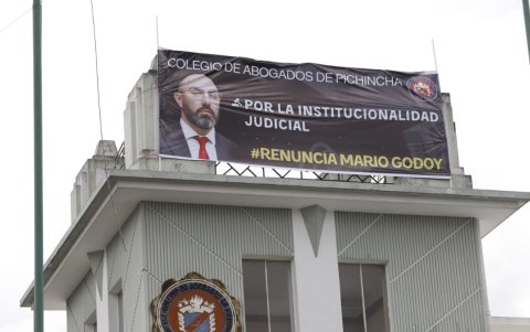 El Colegio de Abogados de Pichincha colocó en su sede, en Quito, una pancarta en la que 
