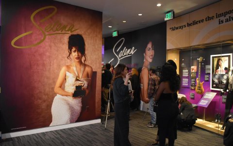 Personas asisten a la muestra titulada 'Selena From Texas to the World' este miércoles, en el Museo del Grammy de Los Ángeles, California