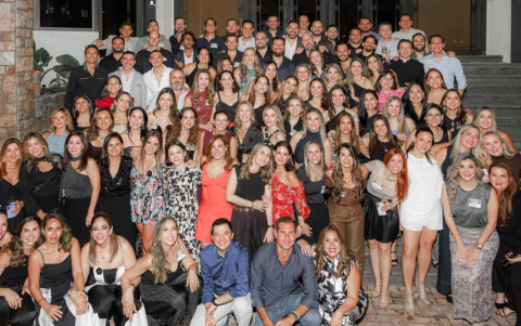 Ciento un exalumnos se reencontraron para compartir recuerdos, risas y anécdotas que reafirmaron los lazos forjados desde la etapa escolar.