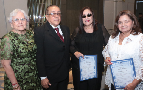 Cecilia de Peralta, Gustavo Peralta Villamar, Graciela de Peñafiel y Ruth Castillo.