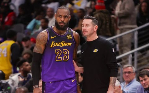 LeBron James (I) junto al entrenador de los Lakers, J.J. Redick (D).