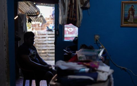 Manuel, de 17 años, habla durante una entrevista con AFP en su casa en Zacatecoluca, El Salvador, el 12 de diciembre de 2025.