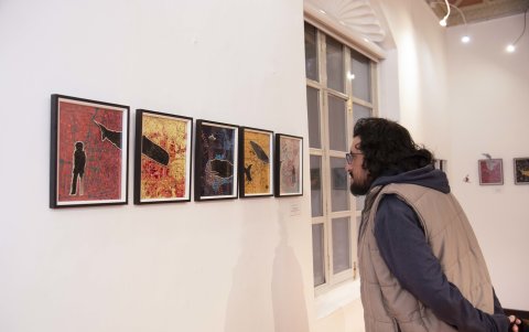 La edición ilustrada de Borges y Kafka y Ahab en la ciudad se lanzó junto a una muestra gráfica del hijo del autor, el artista Ernesto Proaño.