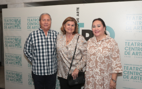 Mario Crespo, Alexandra Vélez de Crespo y Judy Hasing.