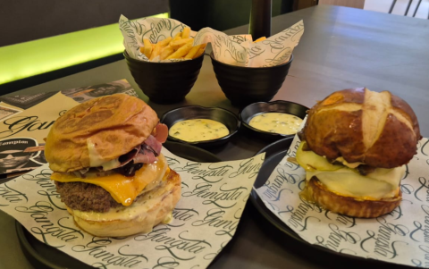 Sus fundadores quisieron trasladar esa esencia a la cocina, creando hamburguesas con identidad propia.