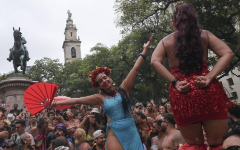 Mujeres bailan en un desfile de una comparsa callejera este domingo, en Río de Janeiro (Brasil).