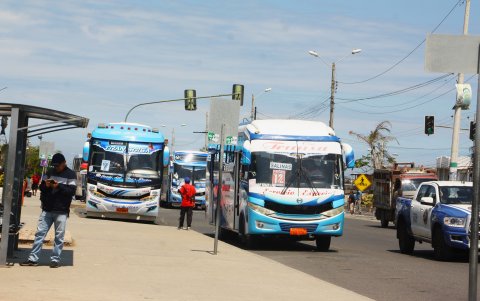 El uso de los buses urbanos es muy importante para la transportación en Santa Elena.