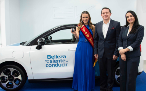 María Emilia Sánchez, Reina de San Francisco de Quito, junto a Santiago Guevara, gerente general de Armacar, y Sofía Arteta, directora ejecutiva de la Fundación Reina de Quito.