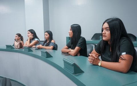 Nutrición y psicología clínica coinciden en que los hábitos alimenticios desordenados incrementan el estrés, la ansiedad y el cansancio emocional en jóvenes y adultos.