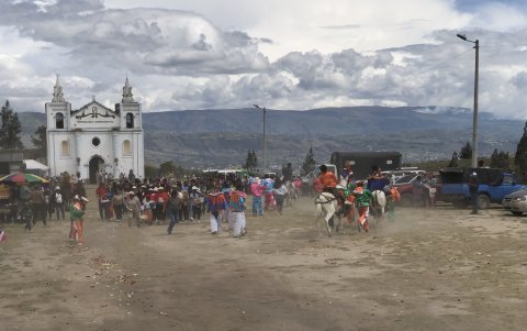 Los Caporales tienen un significado histórico y simbólico ligado a la identidad andina y mestiza de la Sierra ecuatoriana, especialmente dentro de las fiestas tradicionales.