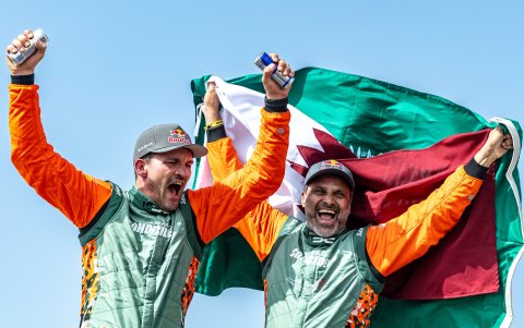Nasser Al Attiyah y Fabian Lurquin celebran tras ganar en la categoría autos.