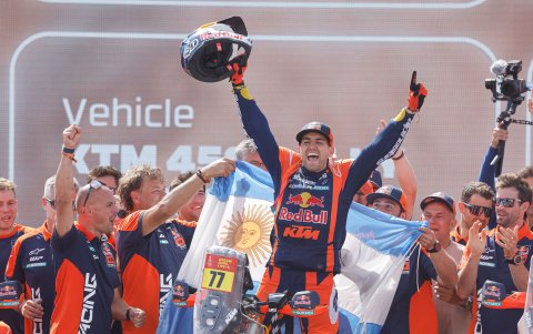 Luciano Benavides (c), hizo historia en el Rally Dakar al conquistar por primera vez la victoria absoluta en motos.
