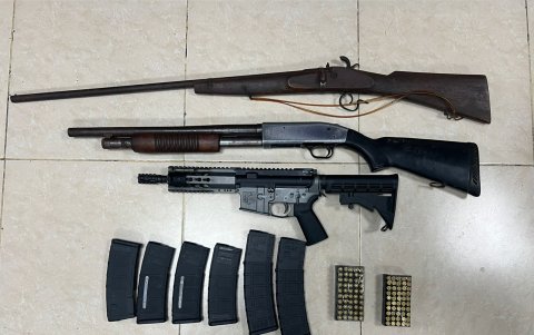 Los agentes decomisaron un conjunto de armas de fuego de distintos calibres, así como una importante cantidad de municiones.