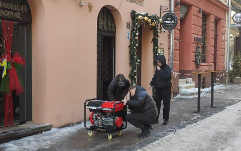 Los generadores, utilizados por los negocios locales para seguir operando en Ucrania, requieren mantenimiento y reparaciones regulares.