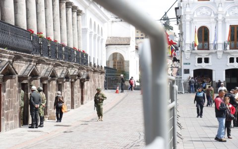Negocios. La calle Bolívar, entre las plazas de Santo Domingo y San Francisco, aún conserva el espíritu comercial del Centro Histórico.