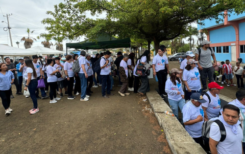 Miles de militantes del correísmo participan en la convención de la Revolución Ciudadana en Manabí, considerada bastión histórico del movimiento.