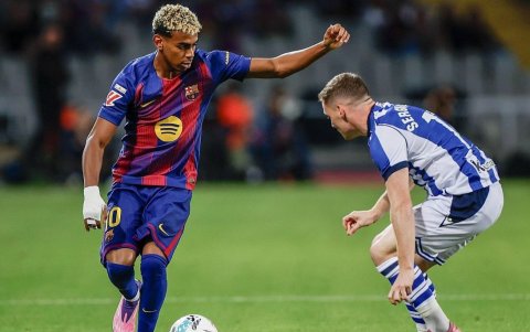 Lamine Yamal (i) es una de las figuras de FC Barcelona.