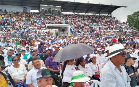 Agricultores de toda la provincia se aglomeraron en el encuentro con la prefecta Aguiñaga.