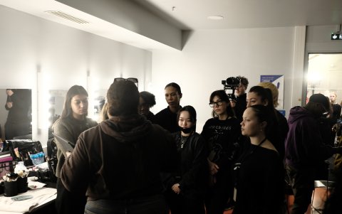 Karla como directora de belleza para el fashion show de la marca 3 Paradis en París.