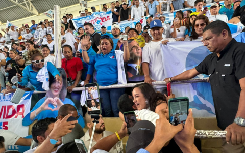 Miles de simpatizantes muestran su respaldo a la exasambleísta.
