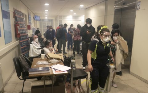 Pacientes del hospital Penco-Lirquen son evacuados debido a los incendios forestales la madrugada de este domingo.