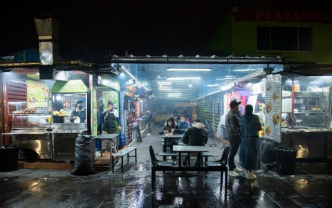 Sur. En Solanda, la presencia de la parada ha generado más movimiento en la plaza La Jota. Los comensales cruzan la calle y tienen una variedad de propuestas.
