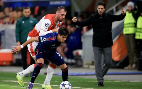 Piero Hincapié (c) es duda en el Arsenal dirigido por Mikel Arteta (d).