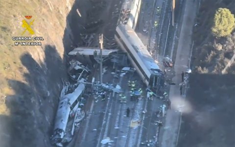 Al menos 39 personas han muerto y un centenar han resultado heridas, en el cuarto siniestro ferroviario más grave registrado en España.