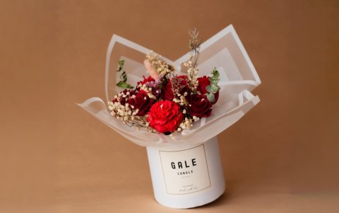 Sus velas de soja se caracterizan por diseños de flores.