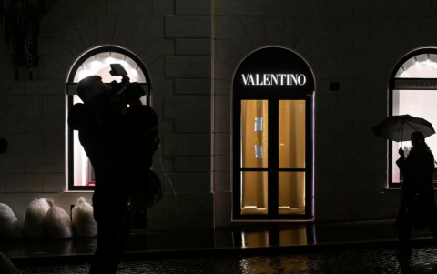 Personas fotografían la tienda insignia de Valentino junto a la Piazza di Spagna, tras la muerte del diseñador italiano a los 93 años en Roma.