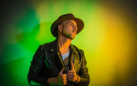 Relativo se construyó a lo largo de aproximadamente dos años. En ese tiempo, Galán escribió cerca de 25 canciones, de las cuales seleccionó 14 para el disco.