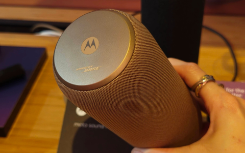 El moto sound flow es el primer altavoz portátil de Motorola, con sonido Sound by Bose, diseño premium en colores Pantone y tecnología UWB que hace que la música te acompañe a cada paso.