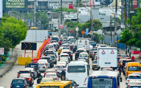 La avenida Juan Tanca Marengo se redujo a dos carriles por una obra vial.