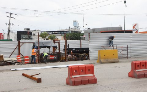 Trabajadores continúan con las labores de construcción de los puentes en el norte de Guayaquil.