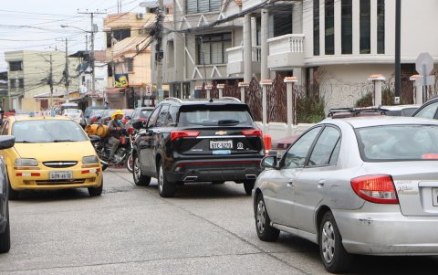 En la intersección de la avenida 26 NO y calle 16A, en la ciudadela Urdenor 2, se colocaron muros separadores.
