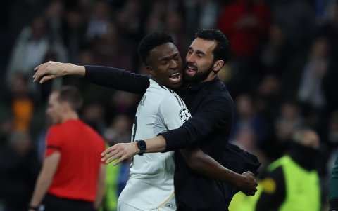 Vinícius y Arbeloa se abrazan en el Bernabéu.