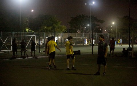 Ciudadanos jugado en el parque Samanes, en el norte de Guayaquil.