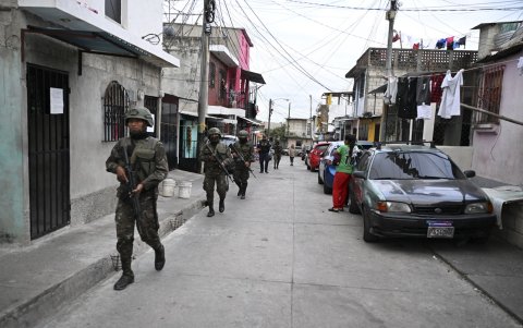 Varios soldados patrullan una calle del barrio Nueva Jerusalén durante el estado de emergencia declarado por el gobierno en la Ciudad de Guatemala el 20 de enero de 2026.