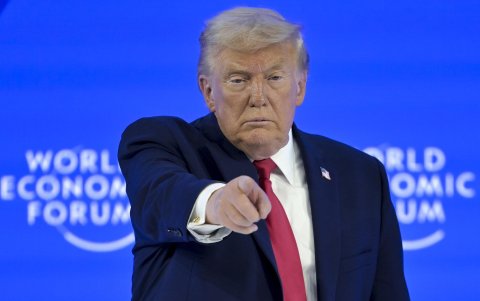 El presidente de EE.UU., Donald Trump, gesticula este miércoles tras su discurso especial en la 56ª reunión anual del Foro Económico Mundial en Davos (Suiza).